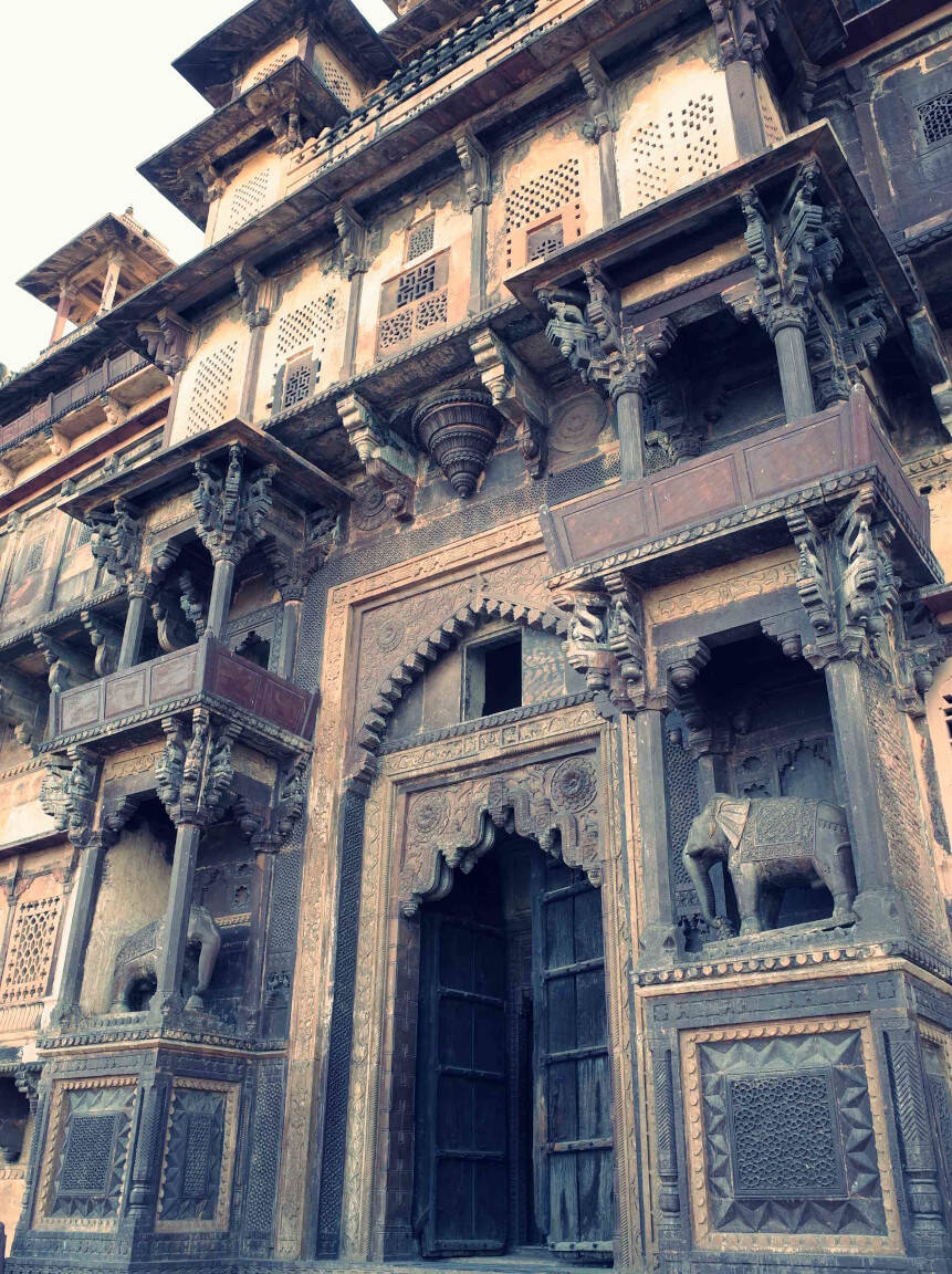 Orchha: wooden gate