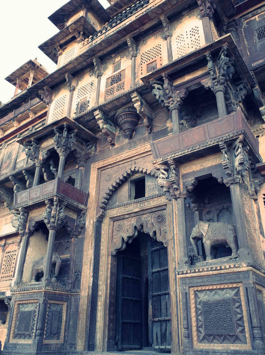 Orchha: portone in legno