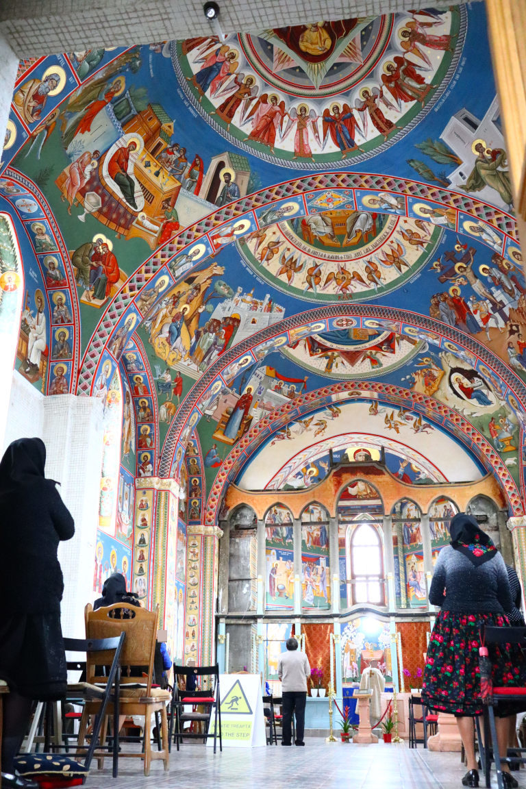 Cimitrul Vesel #5: church interior