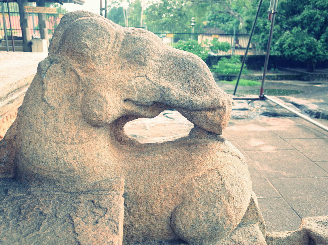 Gadaladeniya Raja Maha Vihara — Entrata del santuario principale — Statua Leone-Elefante