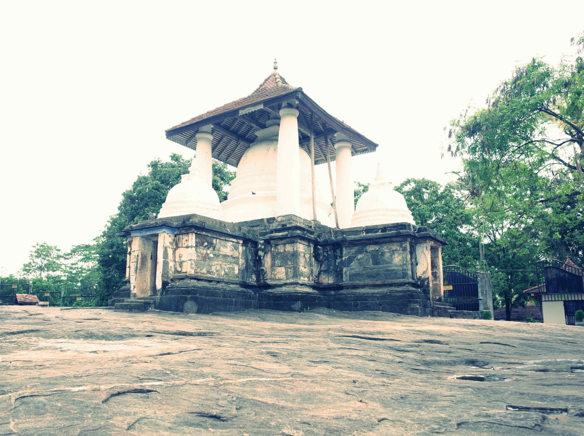 Gadaladeniya Raja Maha Vihara — Santuario secondario (prima della pioggia)