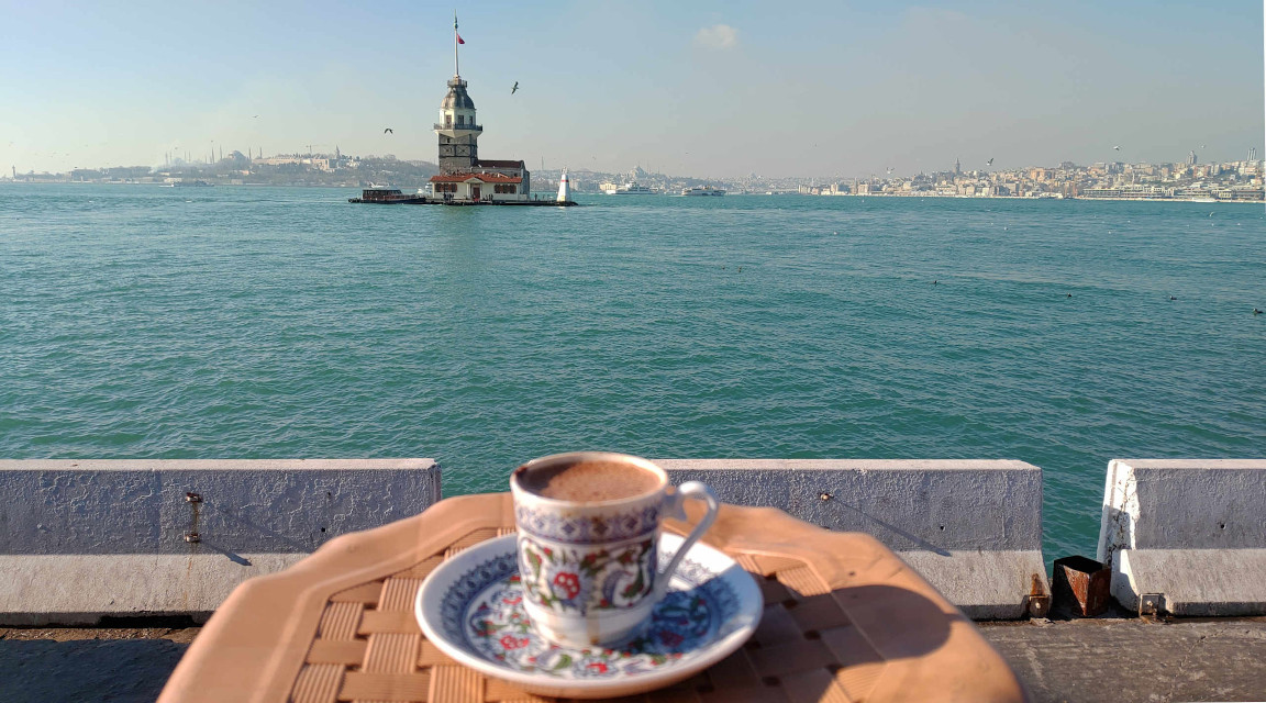 Istanbul: cafe in front of Kiz Kulesi